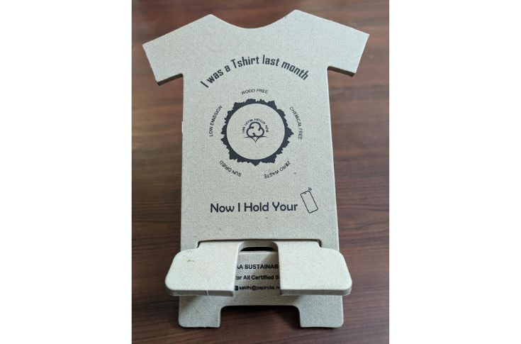 Mobile stand made of a t-shirt: Innovation from Tirupur